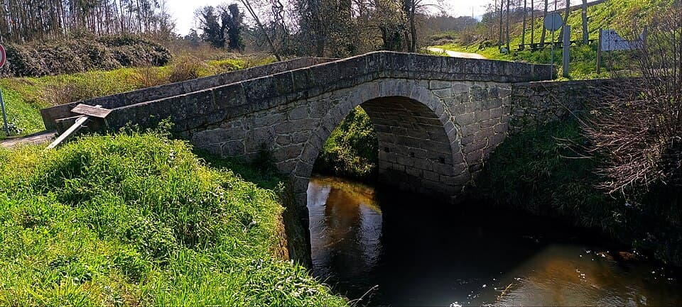 Ponte medieval da Veiga da Mira sobre uma ribeira em Valença