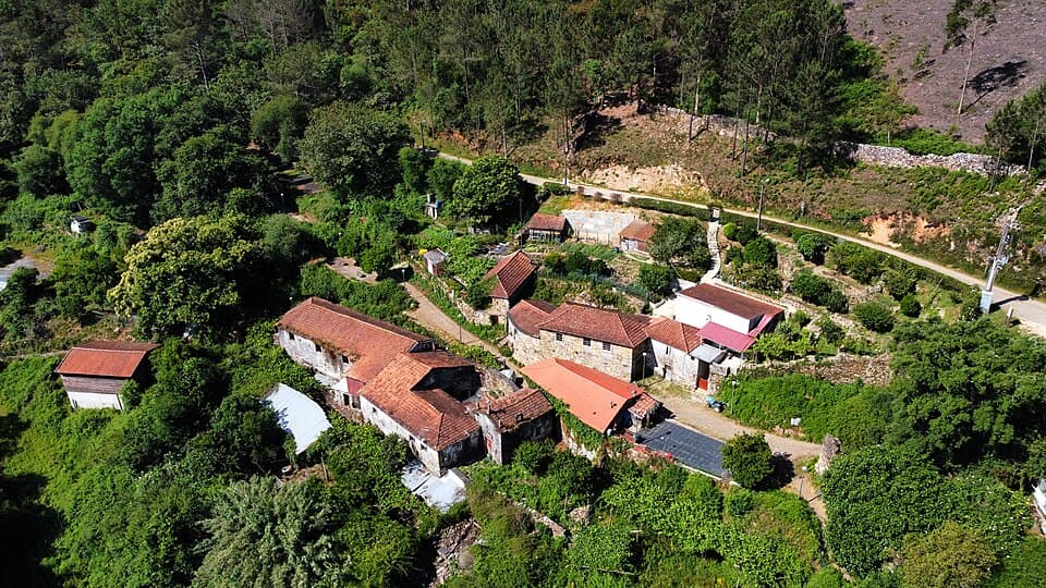 Aldeia de Couce entre encostas verdes, em Valongo