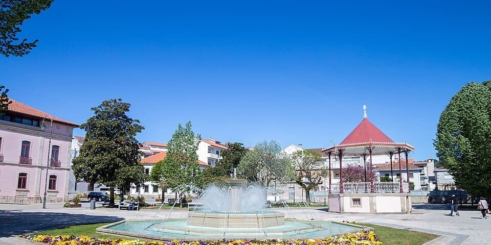 Fonte, jardim e coreto no centro da cidade de Valpaços