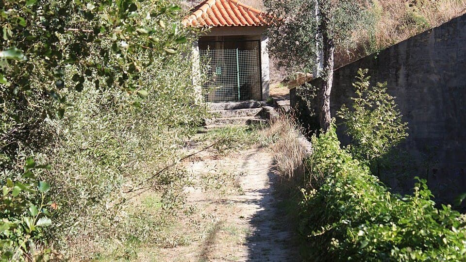 Passagem da Ponte de Vale de Casas e alminhas próximas, em Valpaços