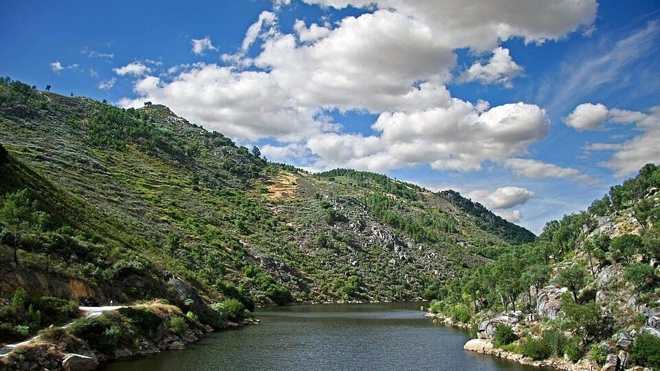 Rio Rabaçal entre encostas no concelho de Valpaços