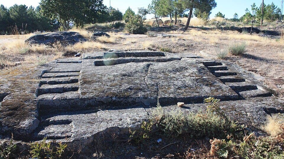 Afloramento esculpido do Santuário Rupestre de Argeriz, em Valpaços