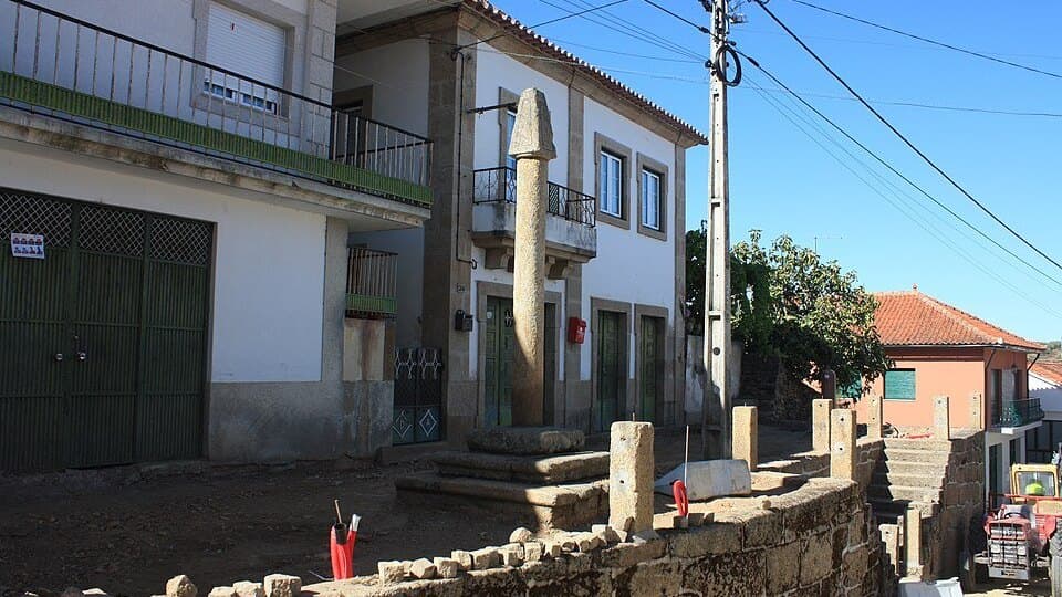 Pelourinho de Águas Revés no núcleo da aldeia, no concelho de Valpaços