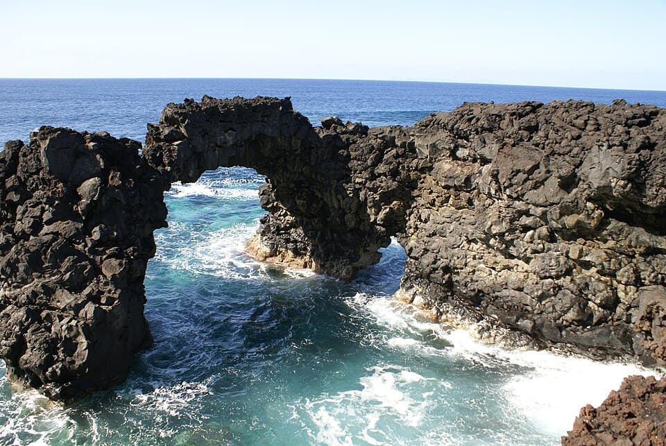 Arco natural de basalto na Fajã da Ribeira da Areia, concelho de Velas