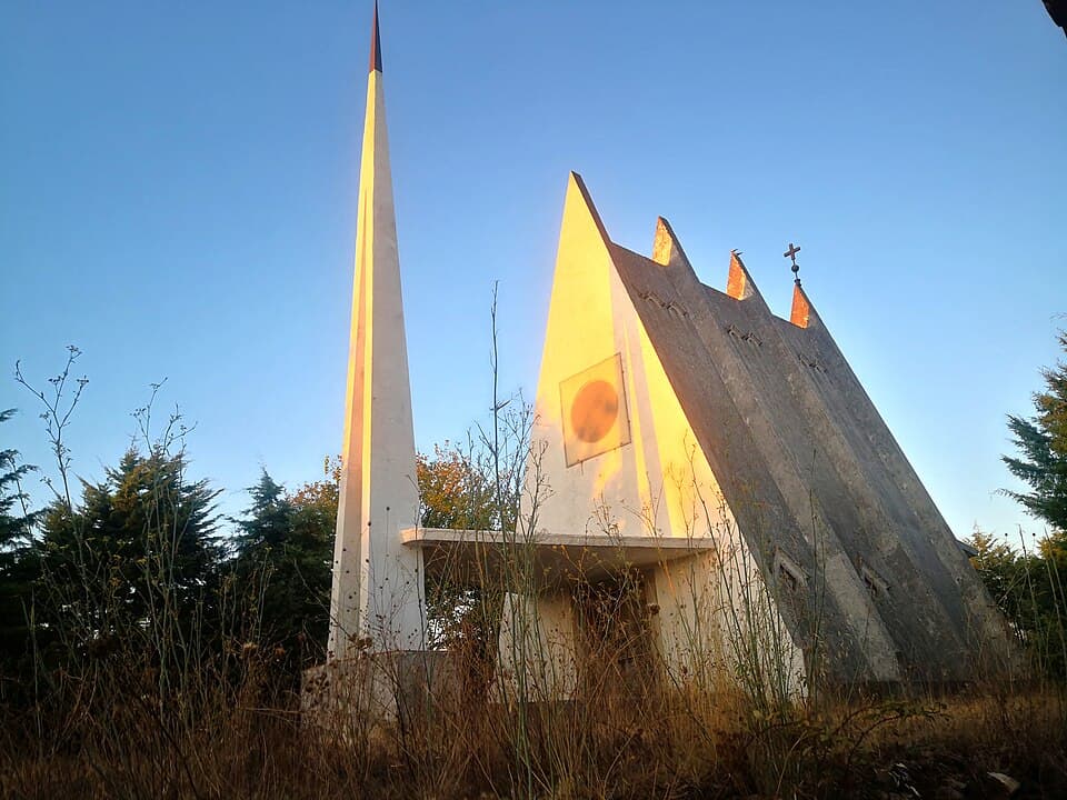 Pormenor das linhas triangulares e da torre da Capela de São Gabriel