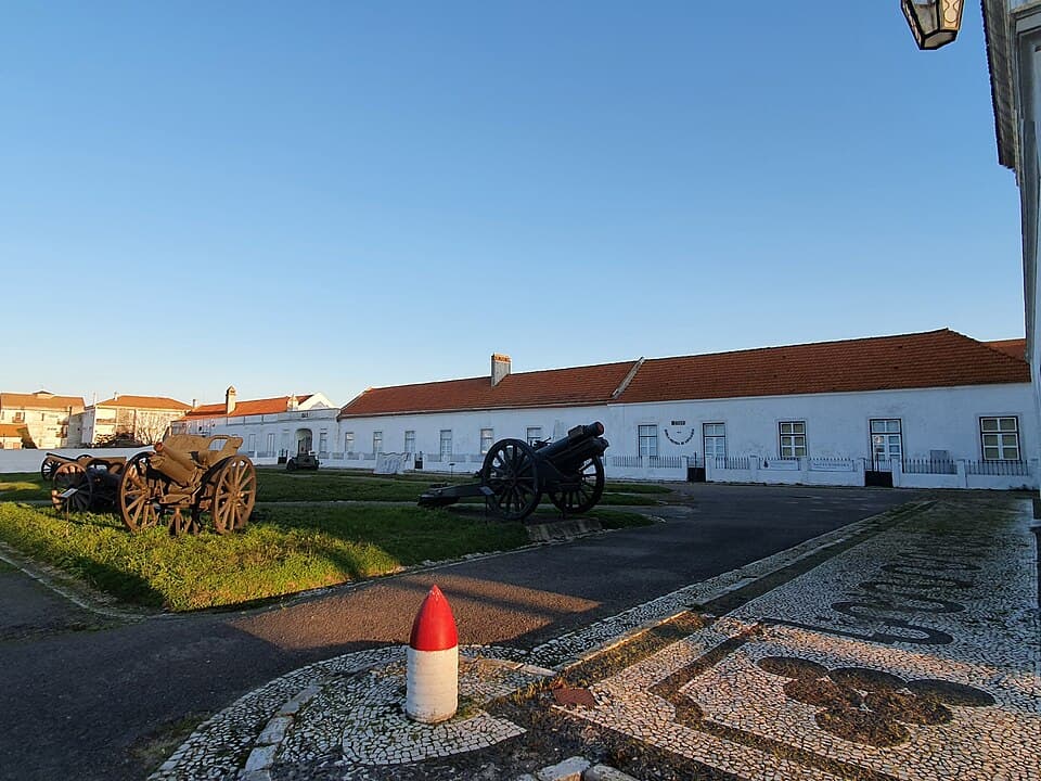Fachada do Palácio Real de Vendas Novas junto a peças de artilharia