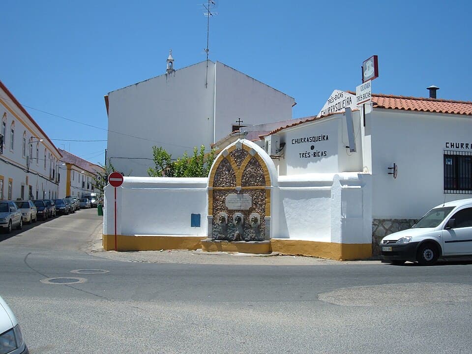 Fonte das Três Bicas com embrechados em Viana do Alentejo