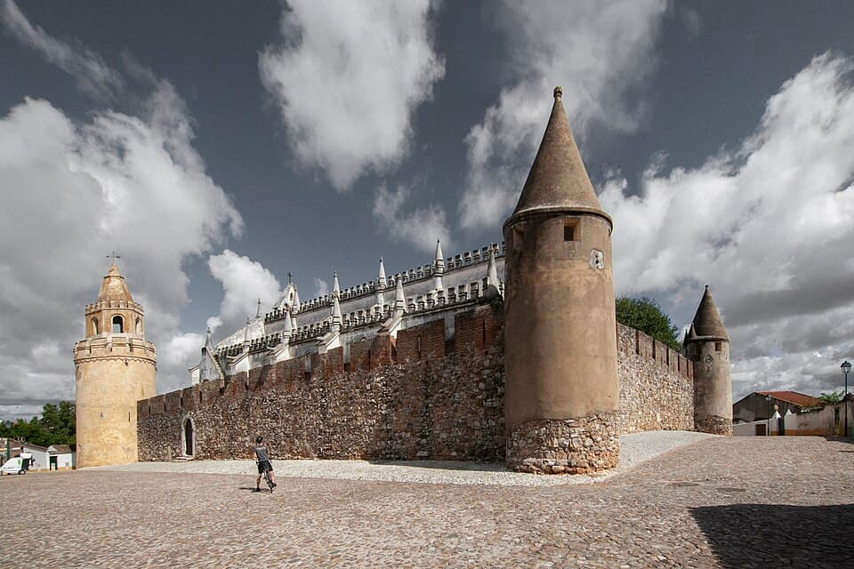Muralhas, torreões e igreja no Castelo de Viana do Alentejo