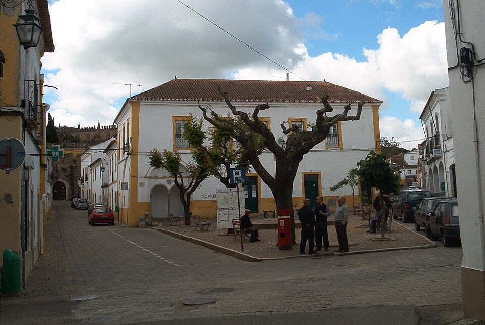 Casario e árvores na Praça da República de Viana do Alentejo