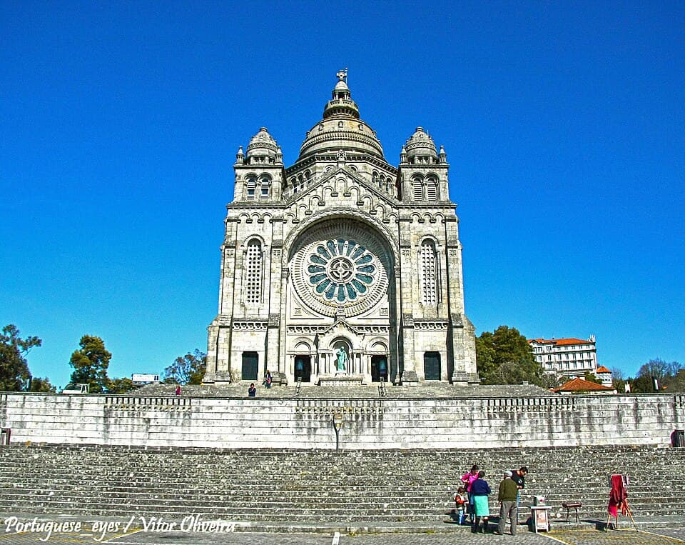 Fachada e escadaria da Basílica de Santa Luzia em Viana do Castelo