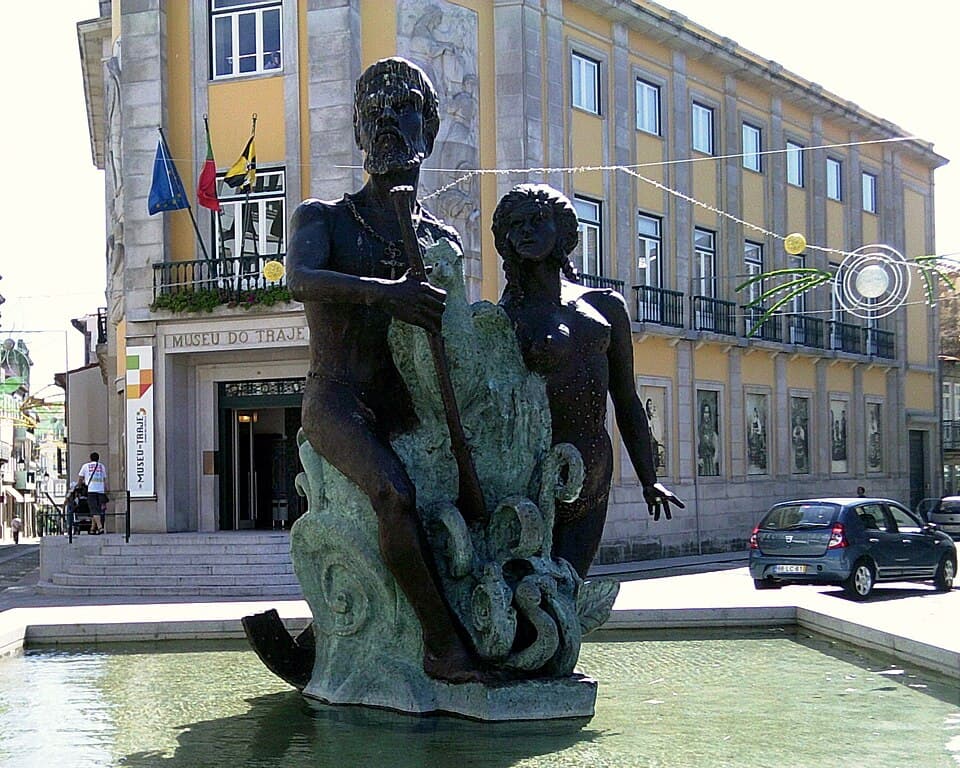 Edifício do Museu do Traje de Viana do Castelo atrás da escultura Caramuru
