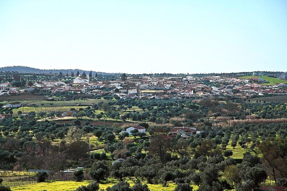 Vila da Vidigueira entre campos, olivais e encostas do Alentejo