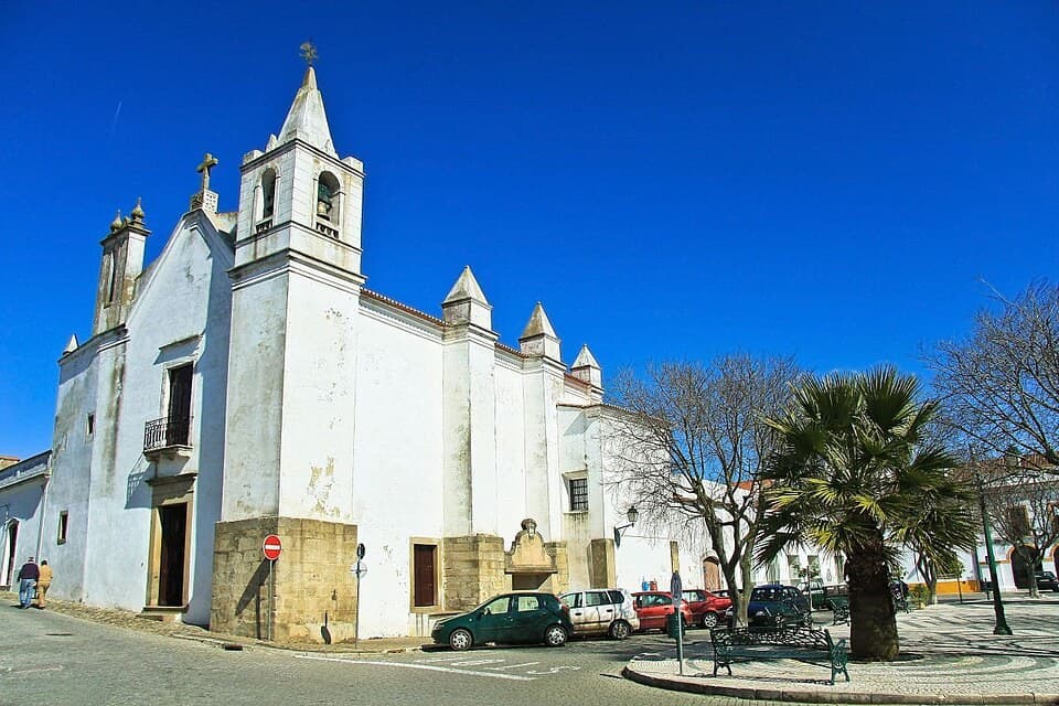 Fachada branca da Igreja da Misericórdia da Vidigueira sob céu azul