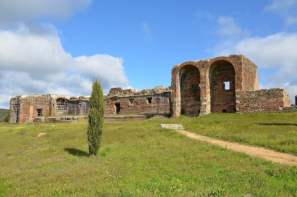 Fachada monumental das ruínas romanas de São Cucufate, em Vila de Frades