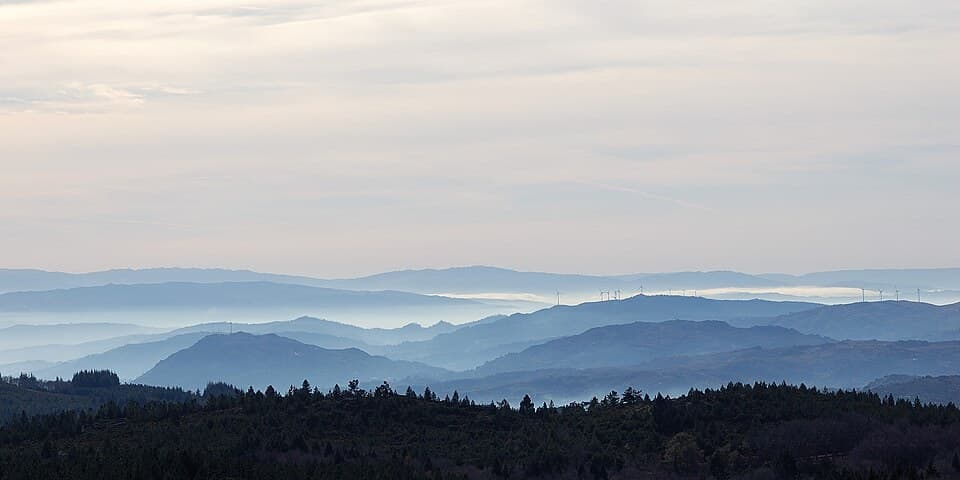Camadas de montanha e vales da Serra da Cabreira, em Vieira do Minho