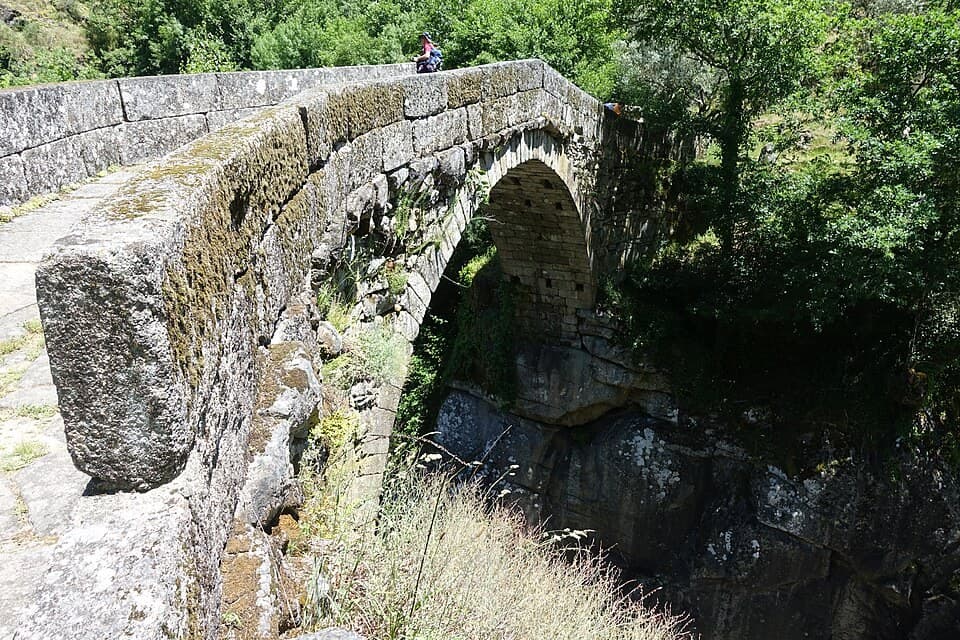 Ponte de pedra da Misarela sobre o rio Rabagão, em Vieira do Minho