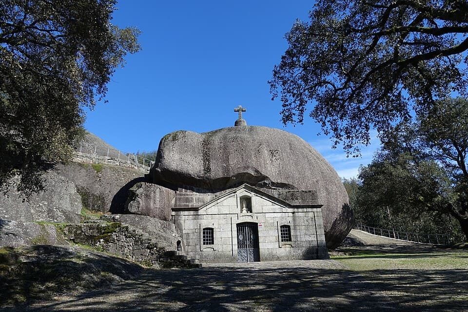 Capela do Santuário de Nossa Senhora da Lapa sob um grande penedo granítico
