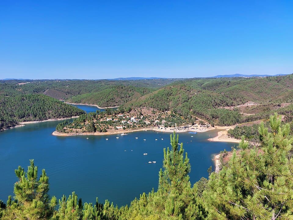 Praia Fluvial de Fernandaires e albufeira de Castelo do Bode vistas do miradouro