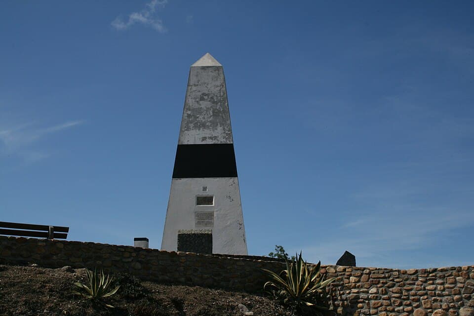 Marco do Centro Geodésico de Portugal no Picoto da Melriça