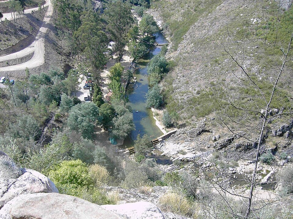 Vale e ribeira observados no Penedo Furado em Vila de Rei