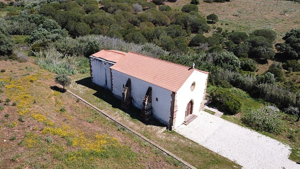 Ermida de Nossa Senhora de Guadalupe vista sobre a paisagem rural