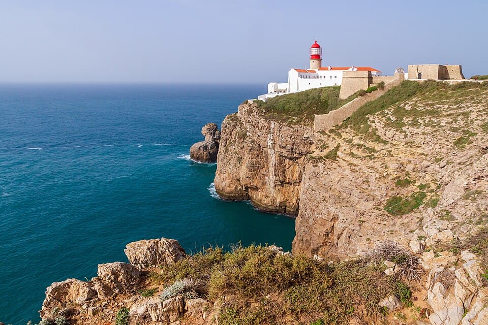 Farol do Cabo de São Vicente sobre a falésia atlântica