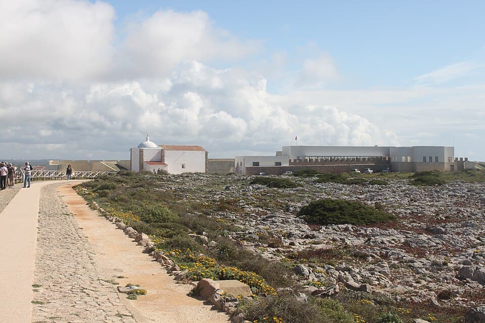 Recinto da Fortaleza de Sagres, com a igreja e edifícios envolventes