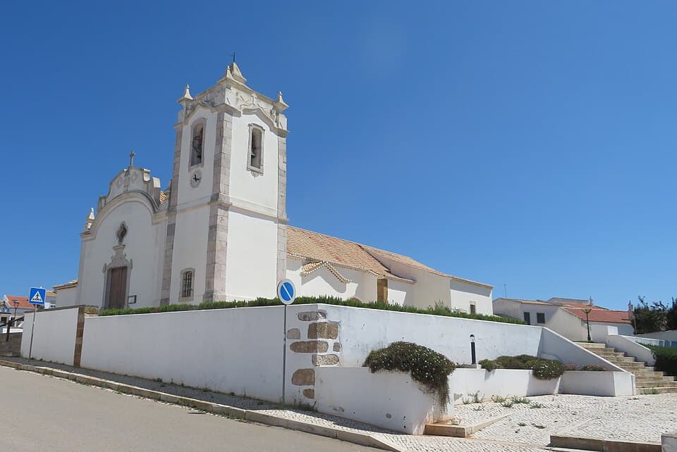 Fachada e torre da Igreja Matriz de Vila do Bispo