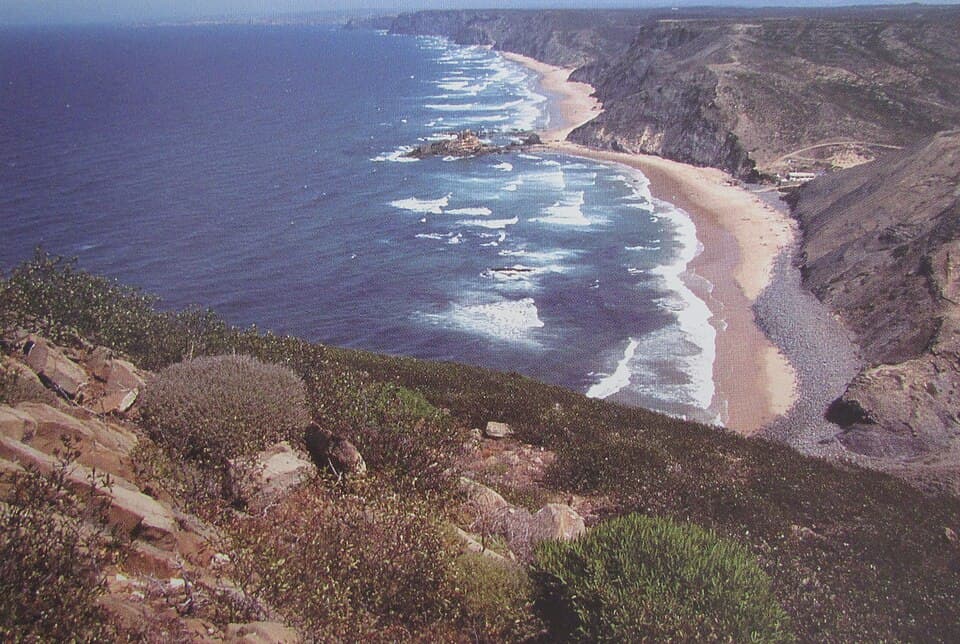 Praia do Castelejo e arribas vistas de um ponto elevado