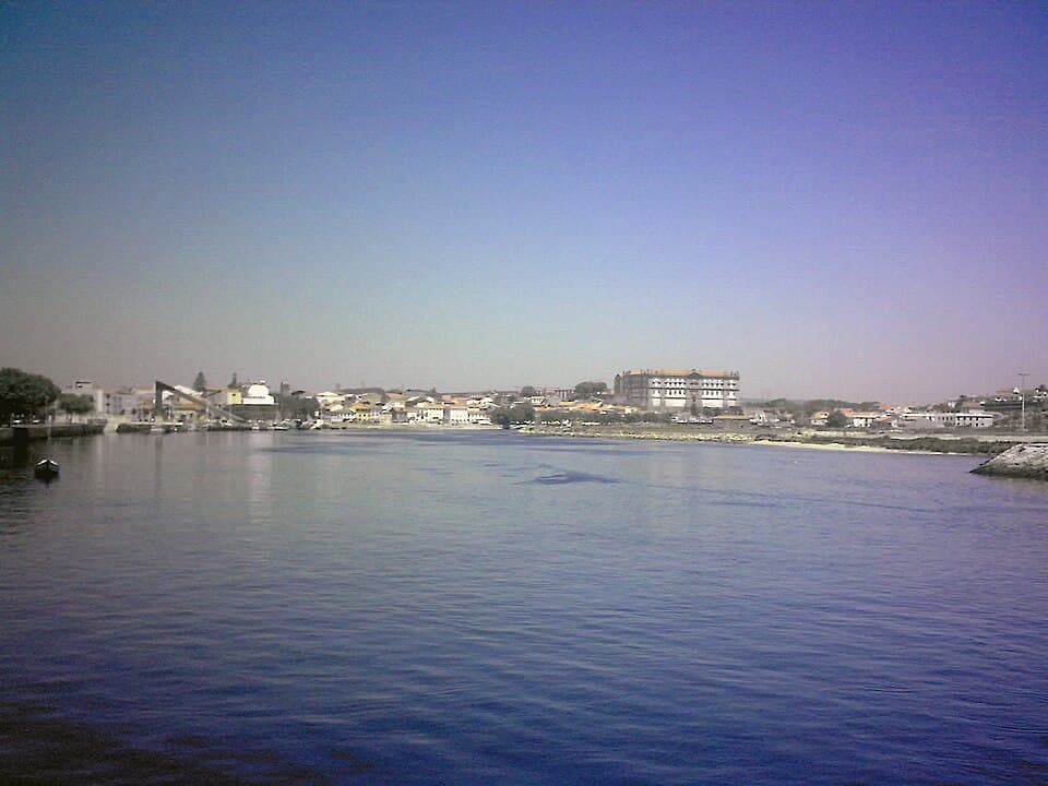 Vista de Vila do Conde a partir do rio Ave