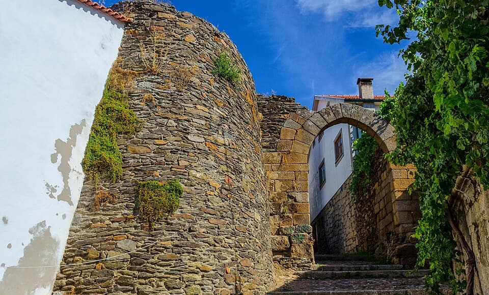 Arco de D. Dinis entre casas do núcleo antigo de Vila Flor
