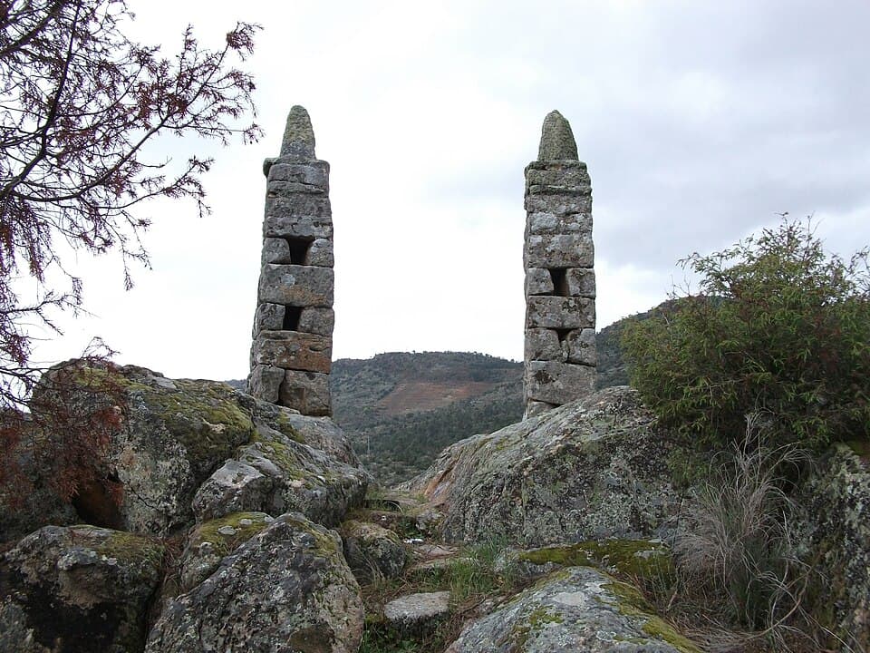 Pilares de pedra da antiga Forca de Freixiel