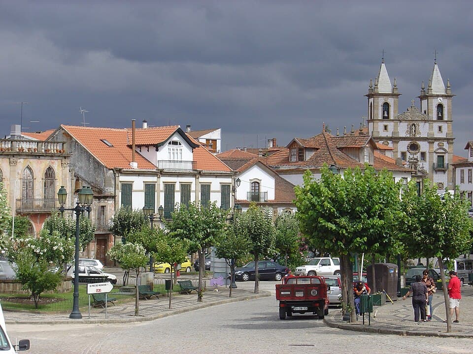 Praça da República e casario no centro histórico de Vila Flor