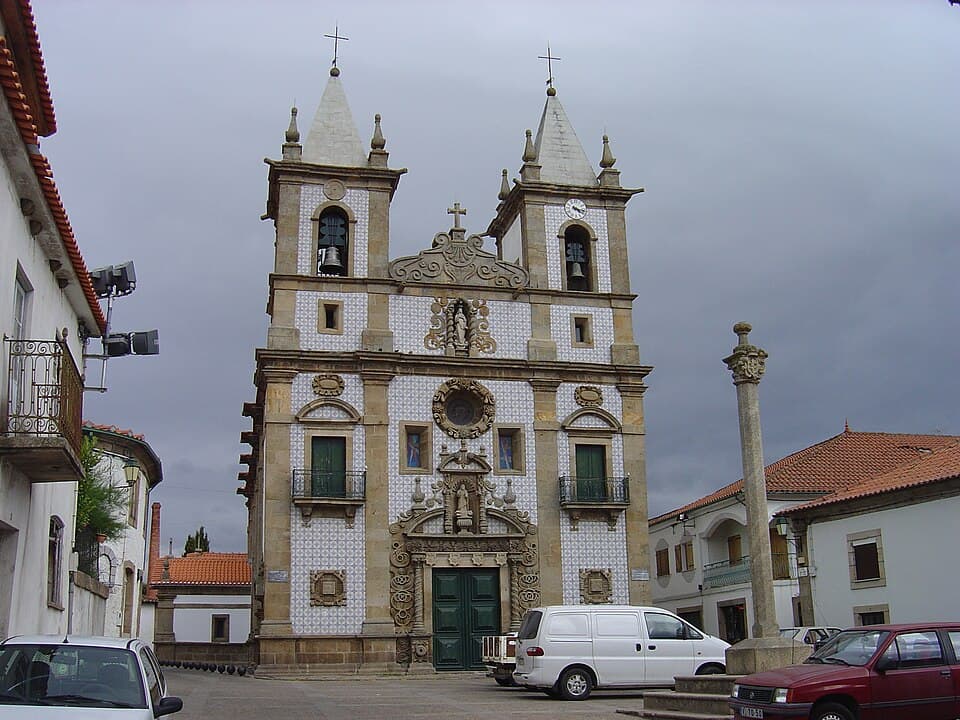 Fachada e torres da Igreja Matriz de São Bartolomeu em Vila Flor
