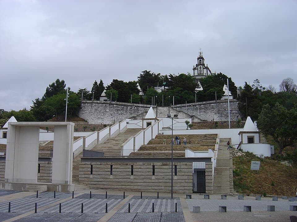 Escadaria e Santuário de Nossa Senhora da Assunção no alto da serra em Vilas Boas