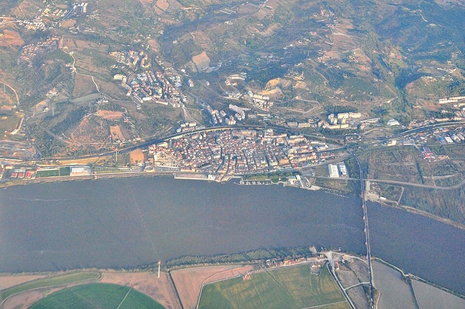 Vista aérea de Vila Franca de Xira junto ao rio Tejo