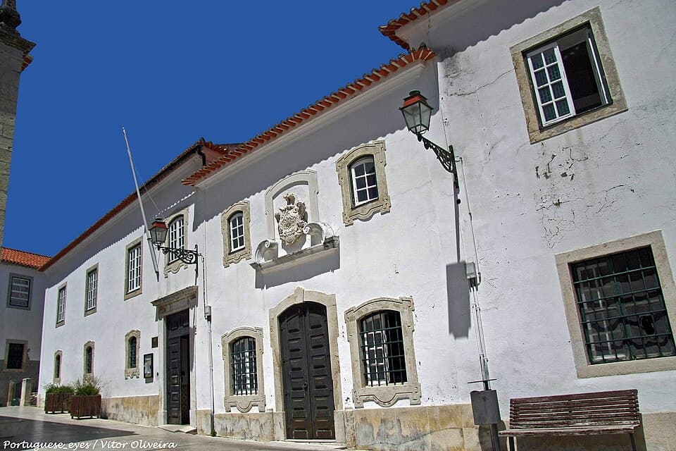 Fachada branca da Igreja da Misericórdia de Vila Franca de Xira