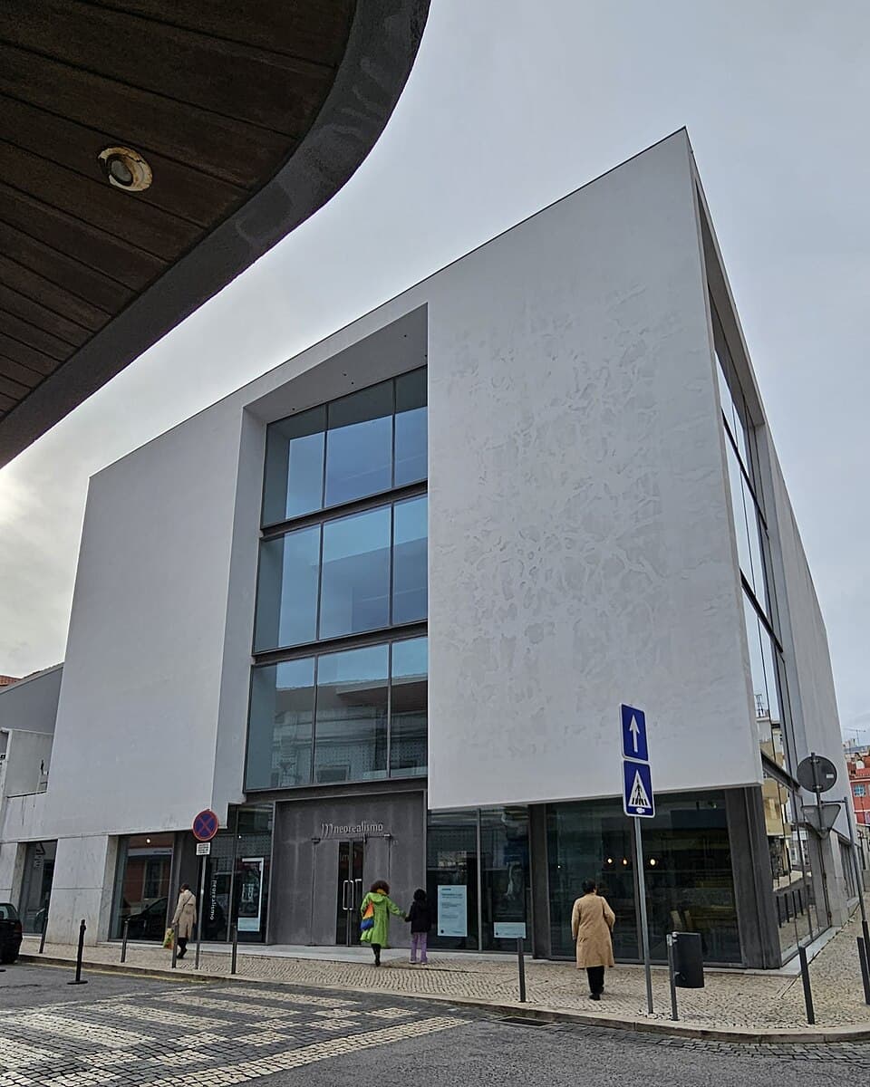 Fachada contemporânea do Museu do Neo-Realismo, em Vila Franca de Xira