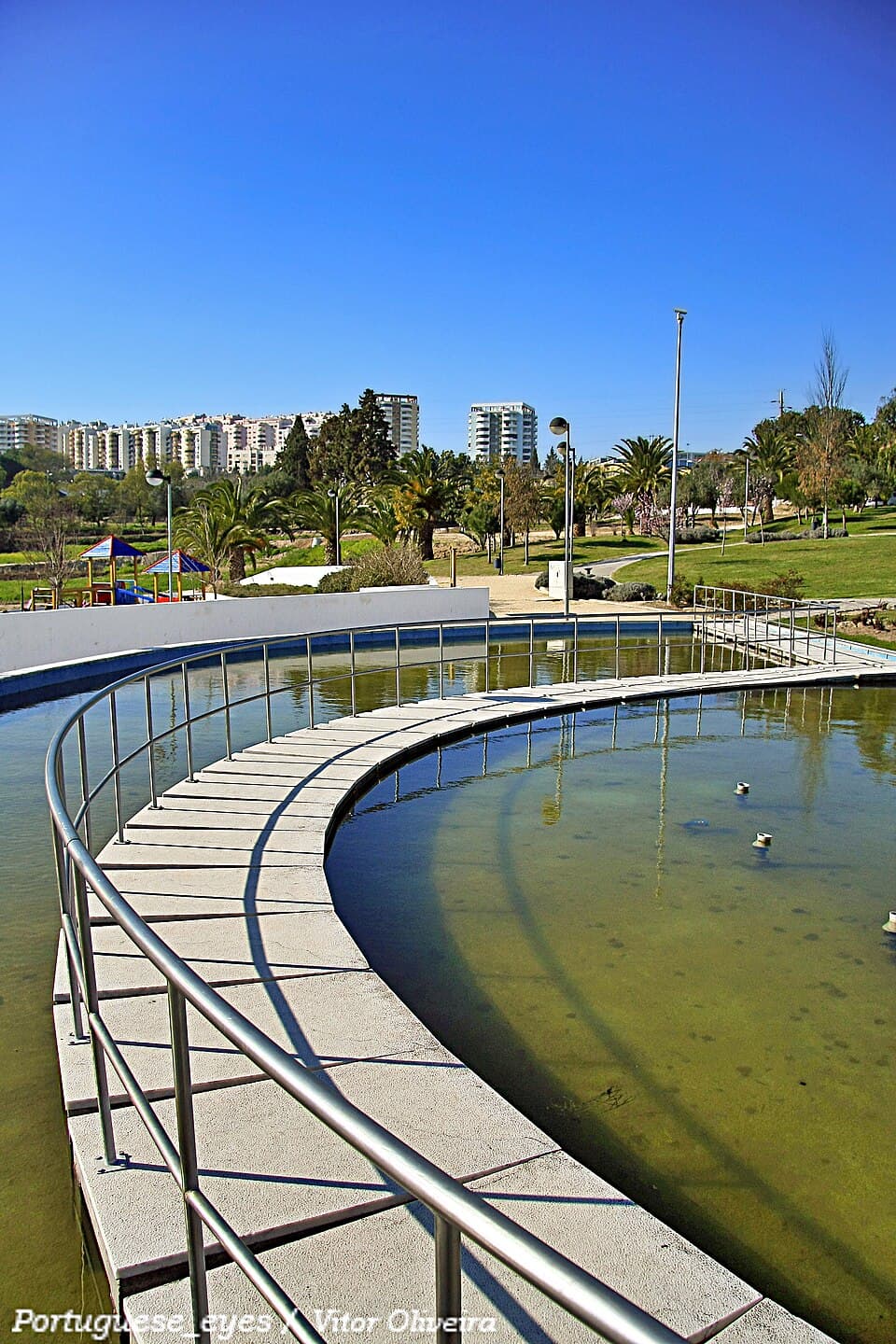 Lago e passadiço no parque da Quinta da Piedade, na Póvoa de Santa Iria