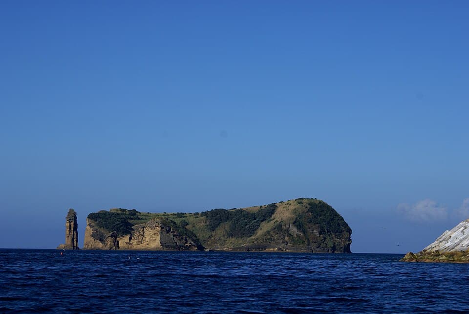 Ilhéu de Vila Franca do Campo visto da costa de São Miguel