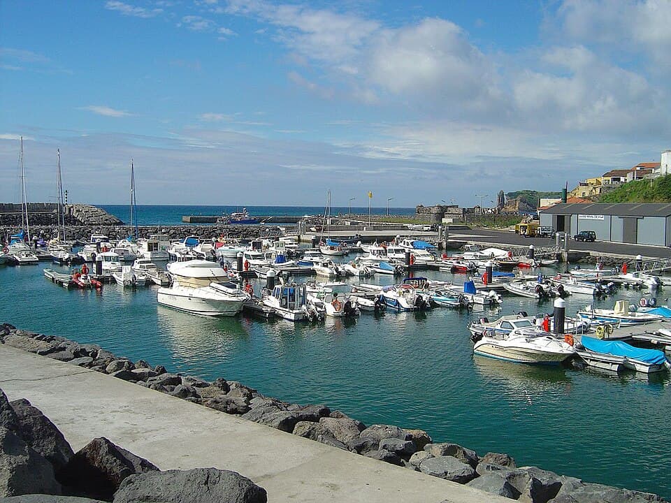Marina de Vila Franca do Campo junto à vila