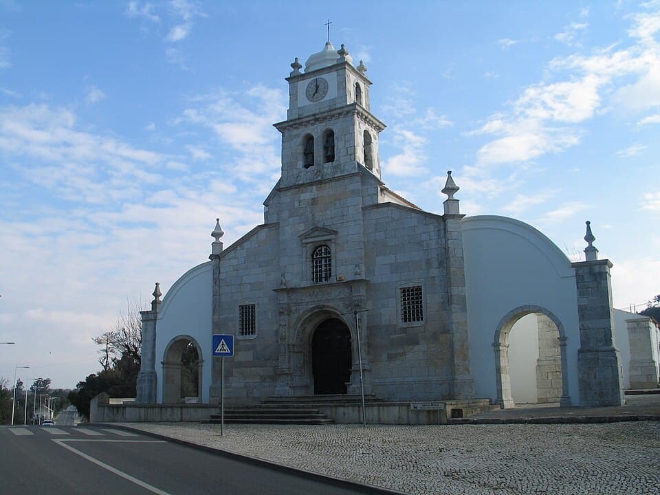 Fachada e torre da Igreja Matriz de Atalaia, em Vila Nova da Barquinha
