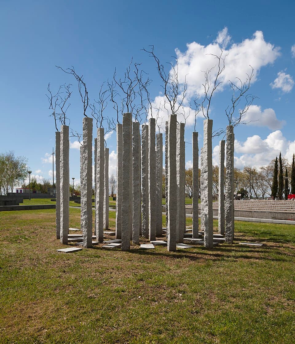 Escultura Sobre a floresta no Parque de Escultura Contemporânea Almourol