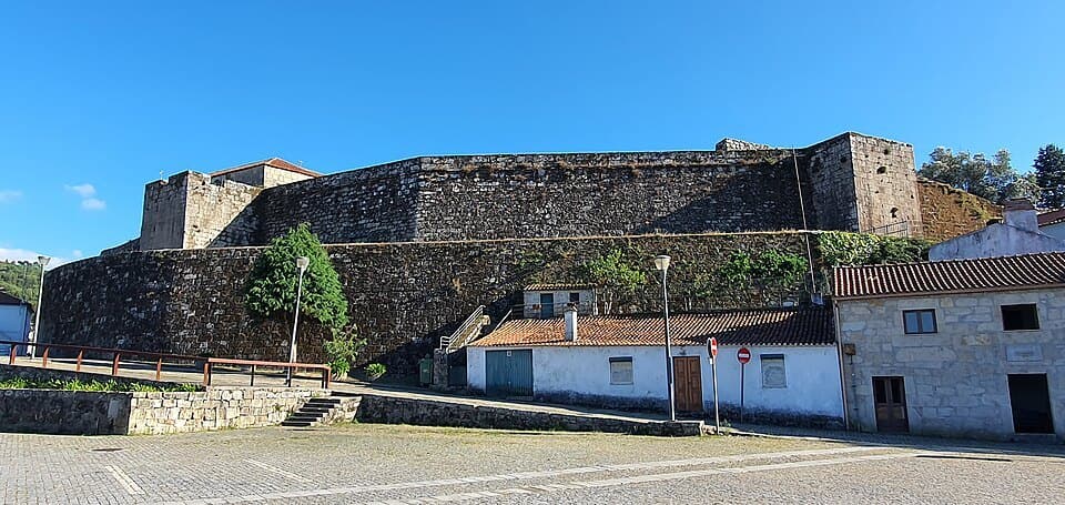 Muralhas e torres do Castelo de Vila Nova de Cerveira
