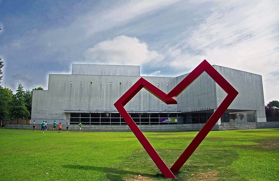 Casa das Artes de Vila Nova de Famalicão e escultura no jardim
