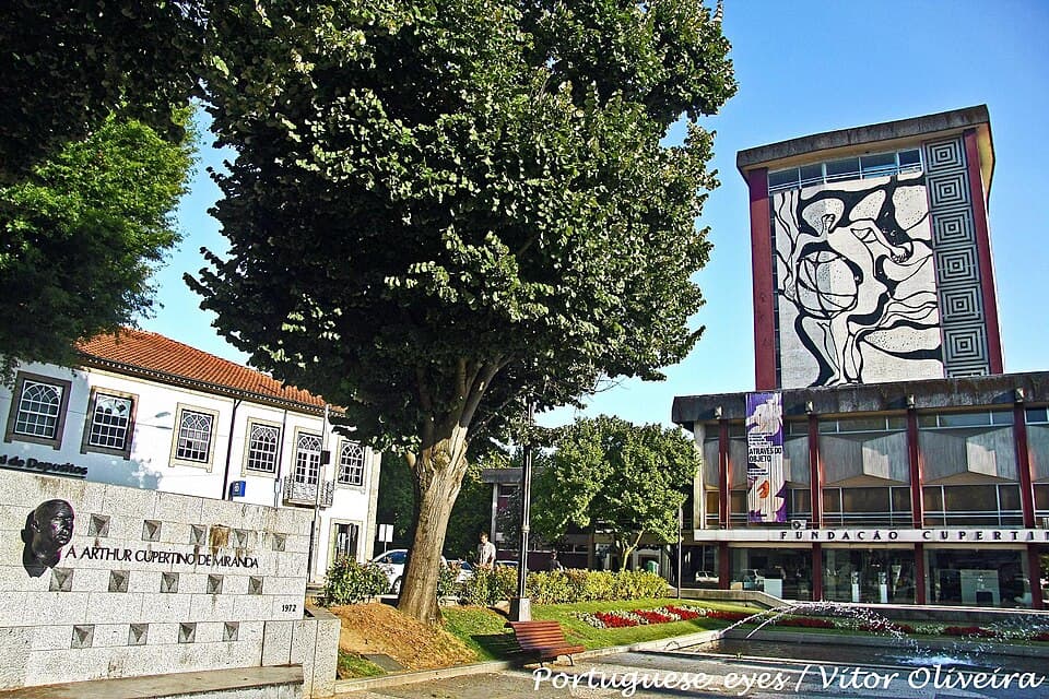 Edifício e torre da Fundação Cupertino de Miranda, em Famalicão