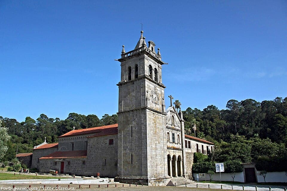 Igreja e torre do Mosteiro de Landim
