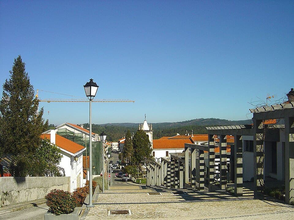 Percurso empedrado com pérgulas no centro de Vila Nova de Poiares