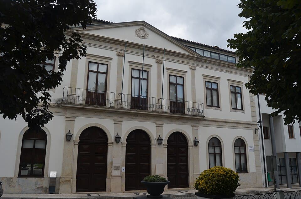 Fachada dos Paços do Concelho de Vila Nova de Poiares