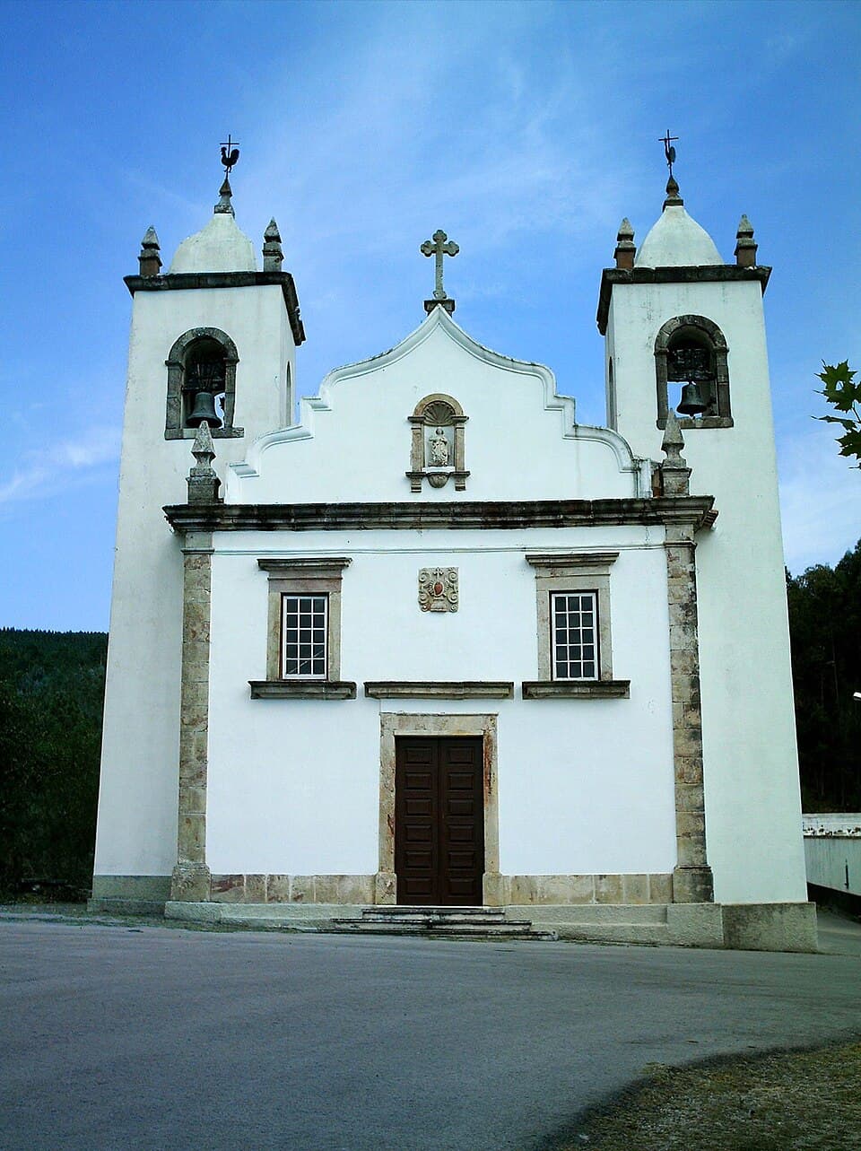Fachada branca e duas torres da Igreja Paroquial de São Miguel de Poiares